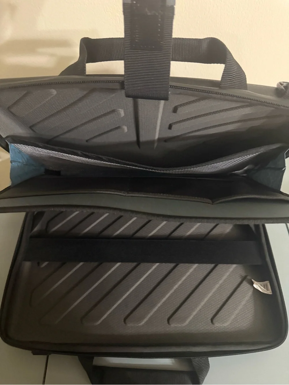 Thule Laptop Case Gauntlet Attache Fits Surface or up to 14” MacBook Pro